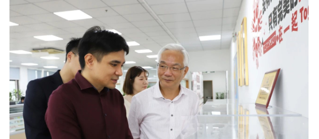 杭州濱江區副區長陸文俊等一行蒞臨晶華微調研指導