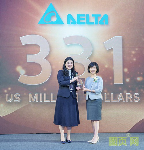 02-臺達連續十年入選臺灣二十五大國際品牌,品牌長郭珊珊(右)代表領獎