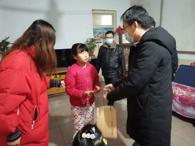 會長李明代表淄博市儀器儀表行業協會向貧困家庭送去了現金紅包