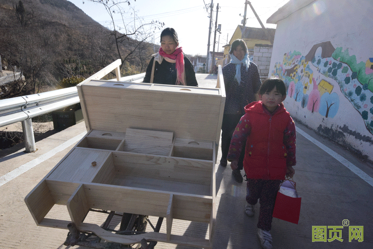 向貧困家庭送去了學習桌