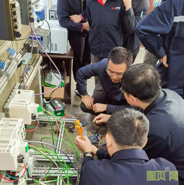 1614229753738056efVw.jpg fer.jpg