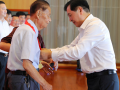 牢記初心使命，堅定理想信念 天康集團黨委舉行“光榮在黨50年”紀念章頒發儀式