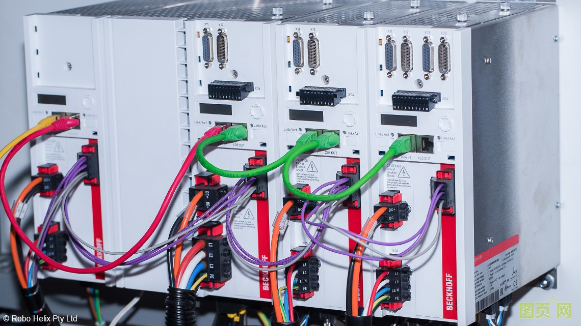 AX5000 伺服驅動器可以精確控制 AM8000 伺服電機。 AX5000 伺服驅動器可以精確控制 AM8000 伺服電機。