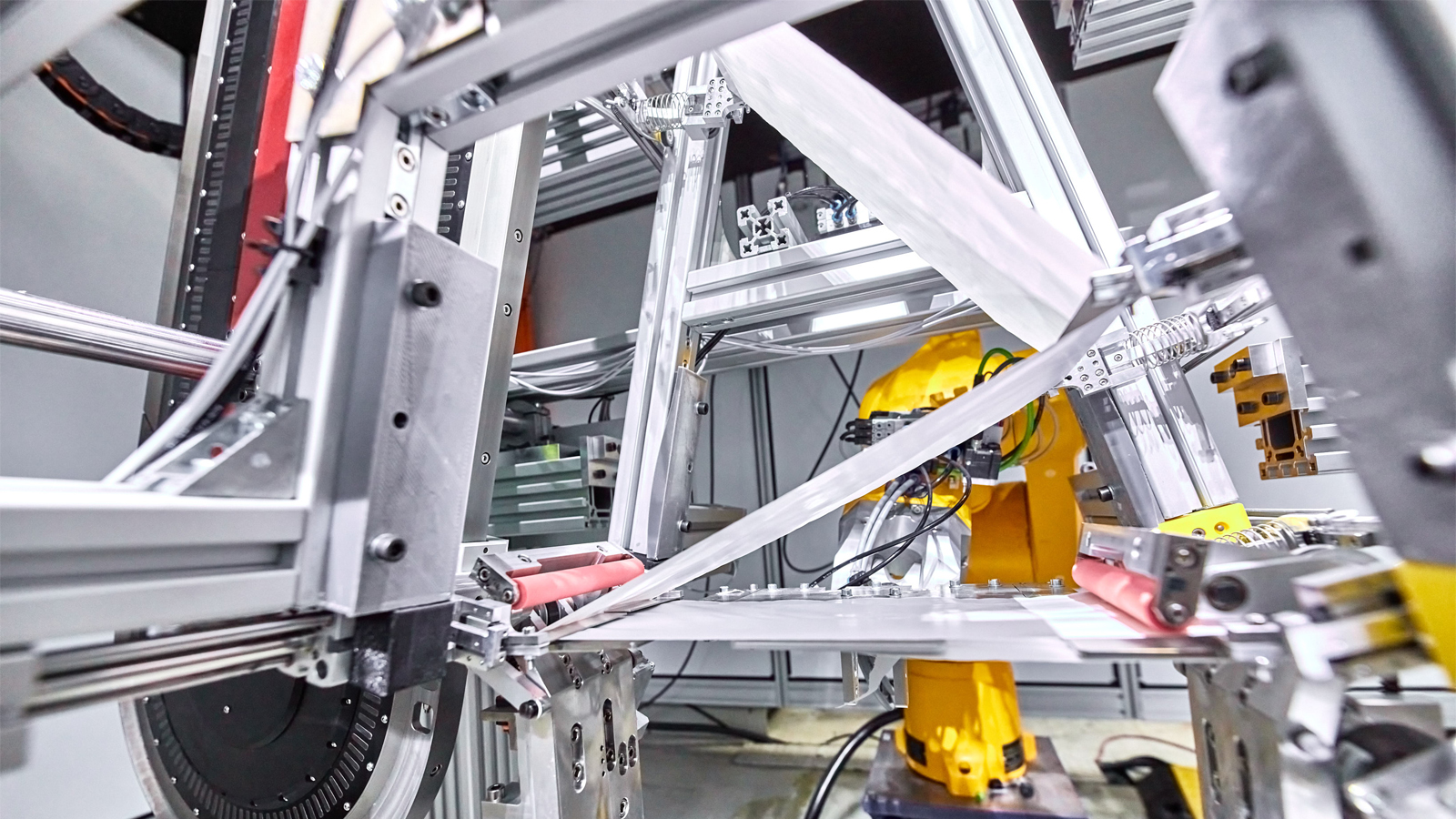 基于 XTS 和 PC 控制器的 Z 型疊片電池連續制造裝置顯著縮短了電動汽車鋰離子電池的加工時間，降低生產成本 