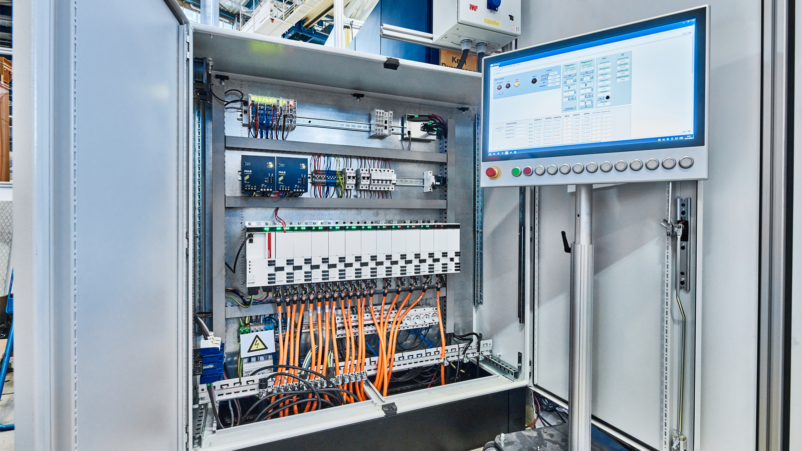 共有 15 個伺服驅動器（AX8206、AX5125 和 AX5206）和其它的 EL7211 伺服電機端子模塊控制 AM8000 伺服電機的位置，這些伺服電機安裝在不同的進料裝置中，對兩個 XTS 系統進行補充。柏林工業大學研究人員還使用倍福面板進行操控  